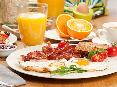 Brunch morgenmad med spejlæg, bacon og juice